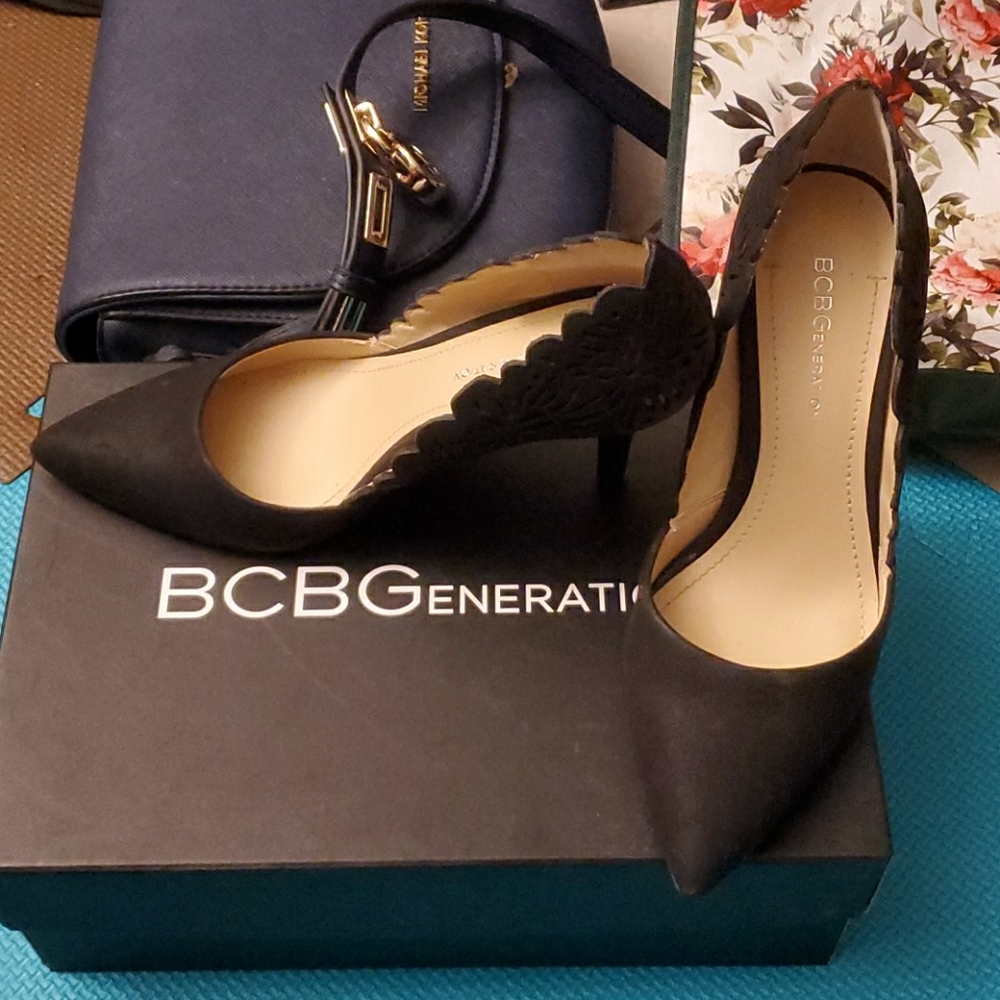 Scalloped edge pointed toe black pumps